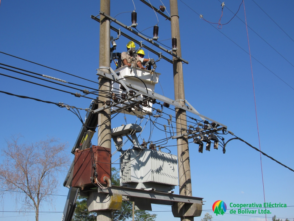 Operarios de la Cooperativa Eléctrica de Bolívar Ltda.