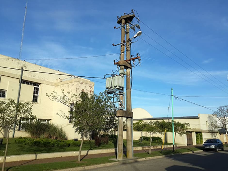 Comunicadod de Prensa. Poste quebrado en vía pública