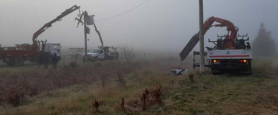La Cooperativa Eléctrica de Bolívar envió una cuadrilla de operarios con camionetas y grúas. 