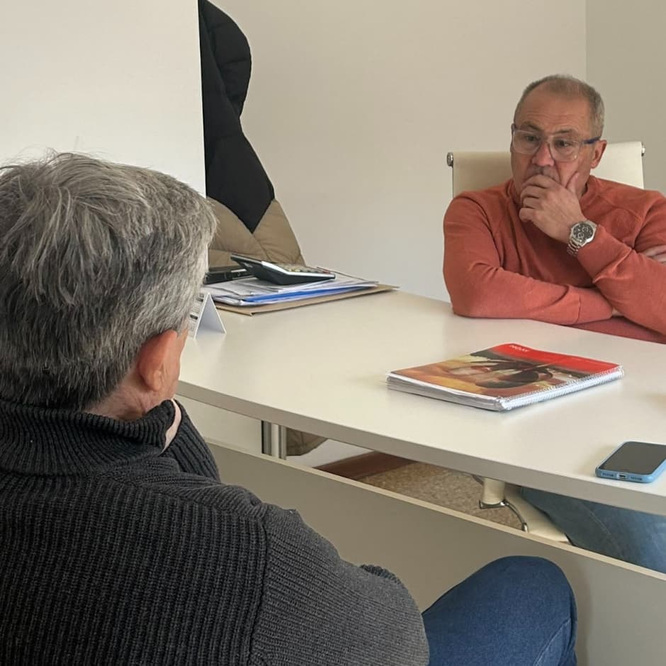 Importante Reunión en COOPEMED: Marcelo Iurescia, Gerente de Prestaciones Médicas de La Pequeña Familia, Visitó Bolívar