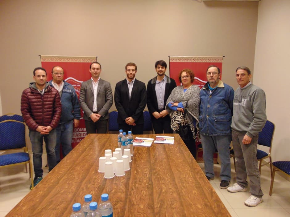 Integrantes del Consejo de Administración de la Cooperativa Eléctrica junto a la Comisión directiva de Bomberos Voluntarios de Bolivar 